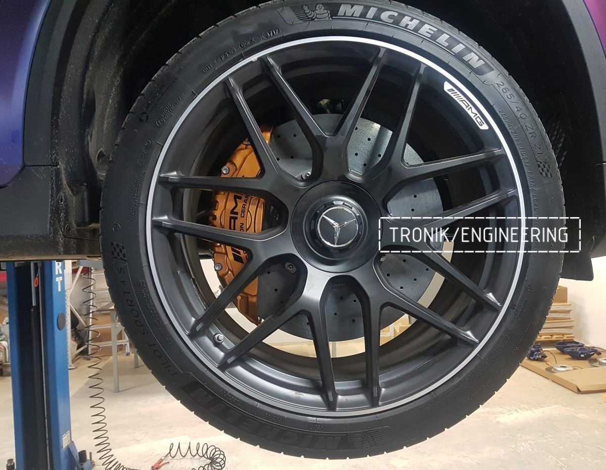 Карбоно-керамическая система передней оси установлена на Mercedes Benz GLC63 AMG. Фото 1