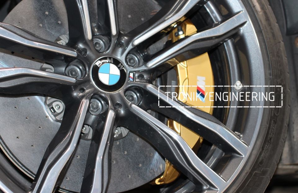 Карбон керамика на BMW F85. Передняя ось: тормозной диск 420*40,6-ти поршневой суппорт. Задняя ось: Диск 396*26, 4-х поршневой суппорт