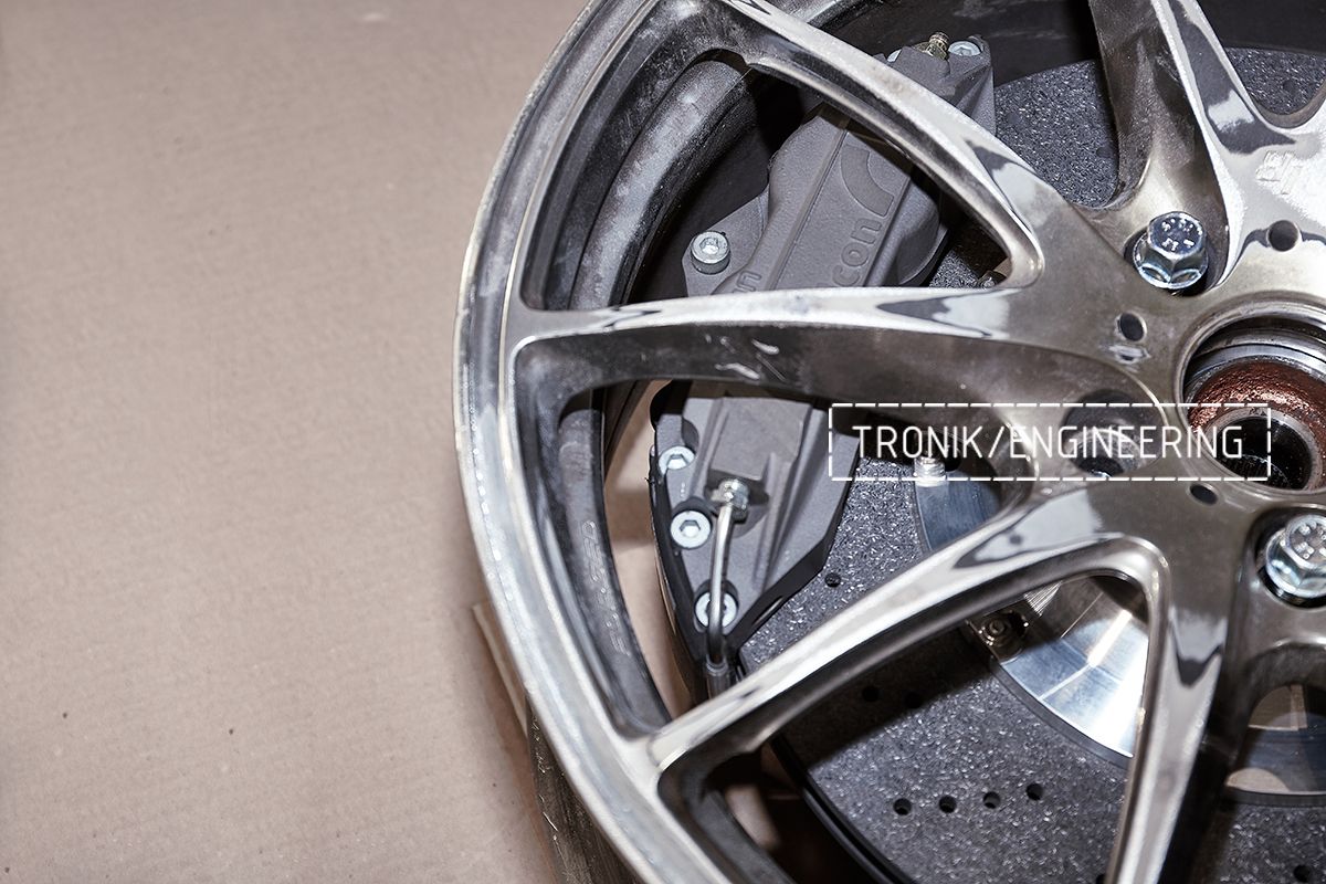 Устанавливаем и примеряем карбон-керамическую систему Гольф ГТИ в колесный диск. Фото 3