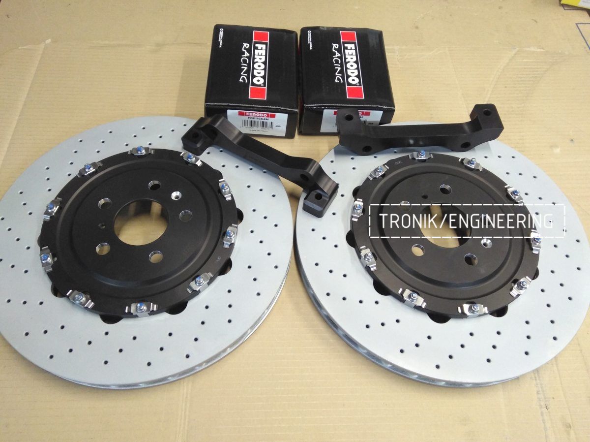 Спроектированный комплект тормозов: диски Brembo 390-36, кронштейны Троник, колодки Ferodo DS2500 на Audi SQ5