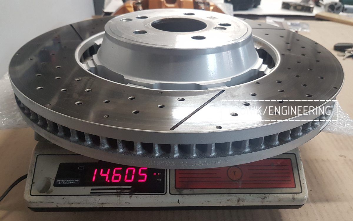 Масса переднего оригинального тормозного диска Мерседес составляет 14,6 кг