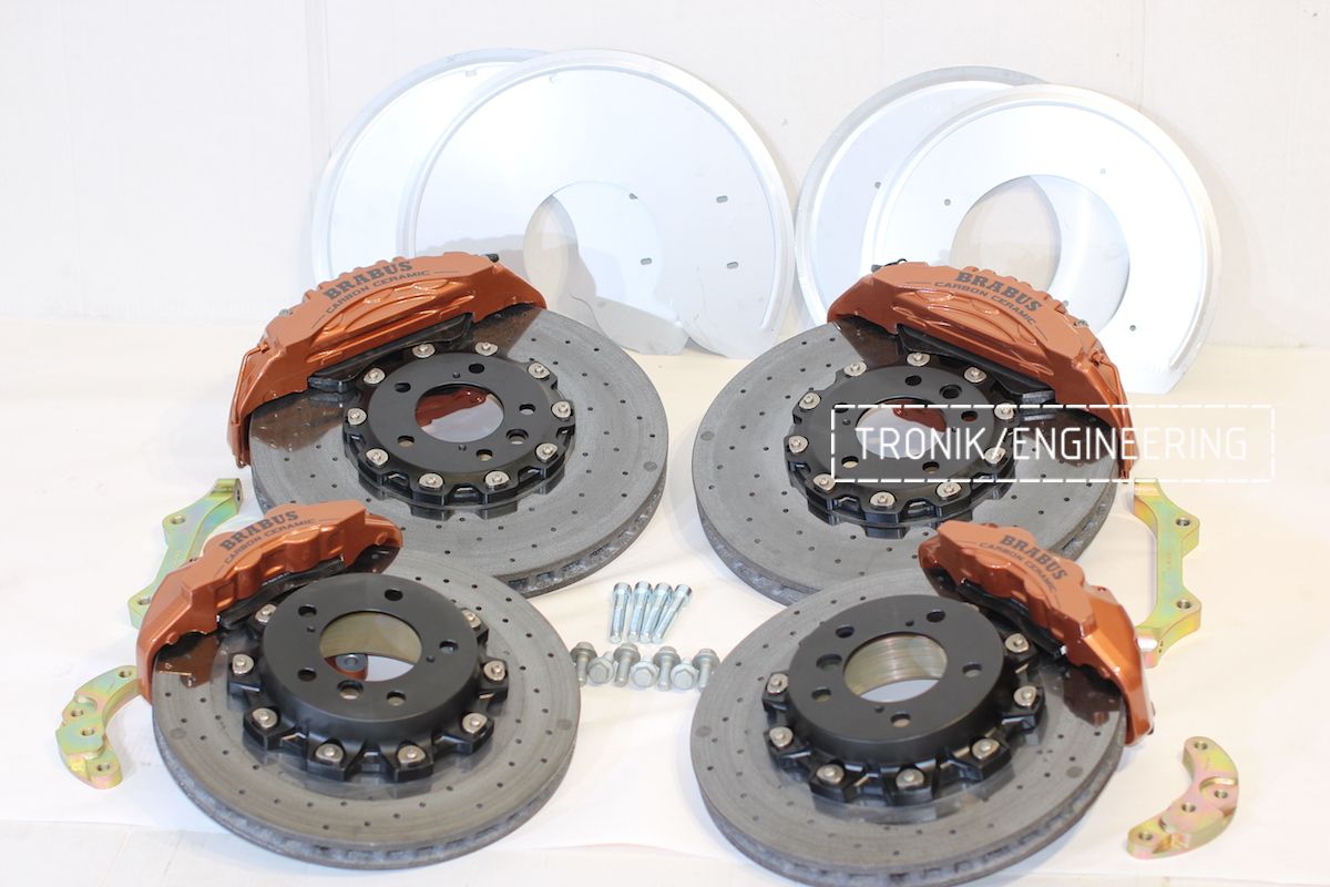 Карбон-керамическая тормозная система: передний диск Brembo 402-39, 6-ти поршневой суппорт Mercedes Brabus; задний диск Brembo 360-32, 4-х поршневой суппорт Mercedes Brabus. Защита тормозных дисков. Фото 2