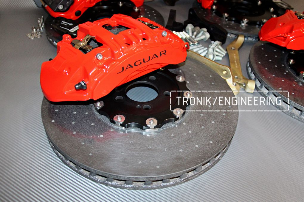 Передний карбон-керамический тормозной диск и суппорт Jaguar F-type. Фото 1