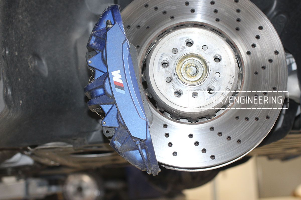 Штатная тормозная система переднего колеса BMW F90. Фото 1