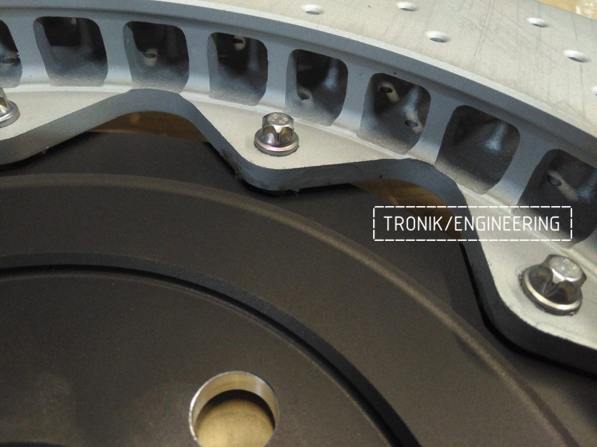 Изображение как тормозной диск крепится к ступичной части для Audi SQ5