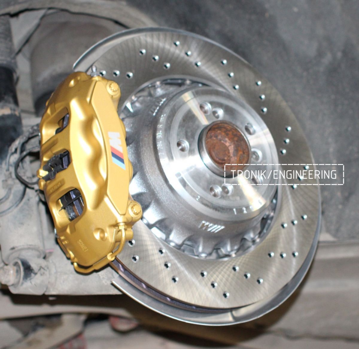 Задняя ось: тормозной диск 385*24, модифицированный 4-х поршневой суппорт Brembo золотистого цвета. Фото 3