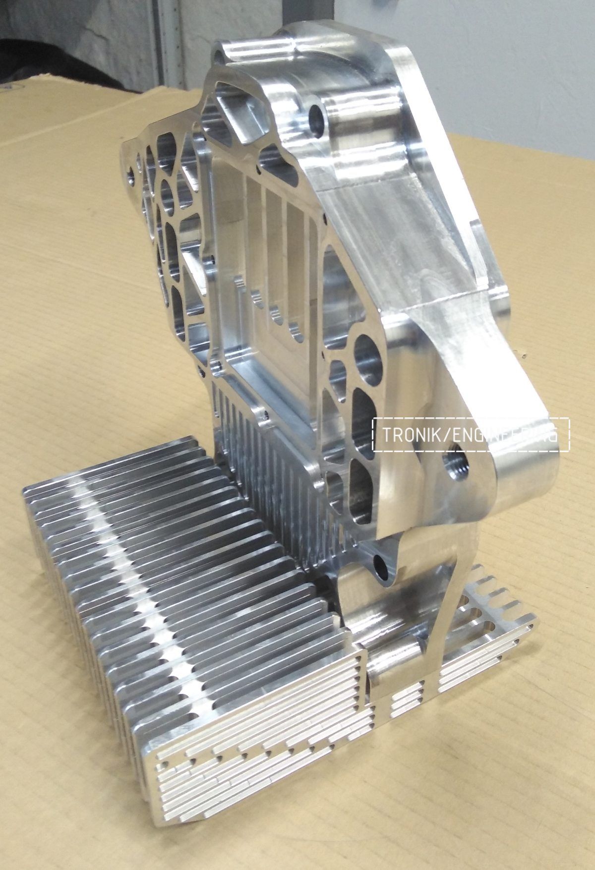 Крышка редуктора и радиатор охлаждения для дифференциала Quaife differential на Мерседес Бенц Волчок Е60 АМГ. Фото 9