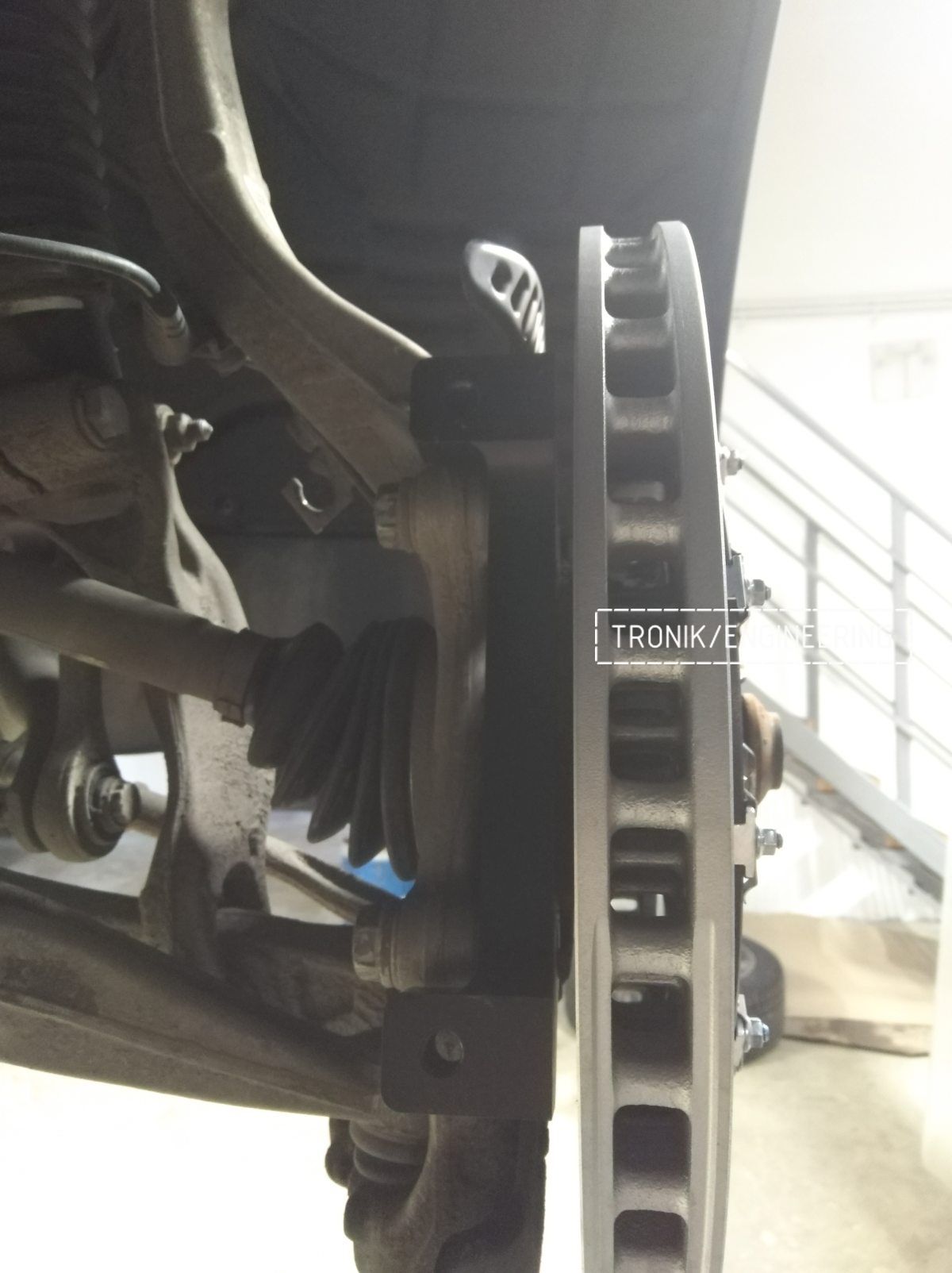 Кронштейн переднего суппорта Brembo и тормозного диска Audi SQ5, вид сбоку