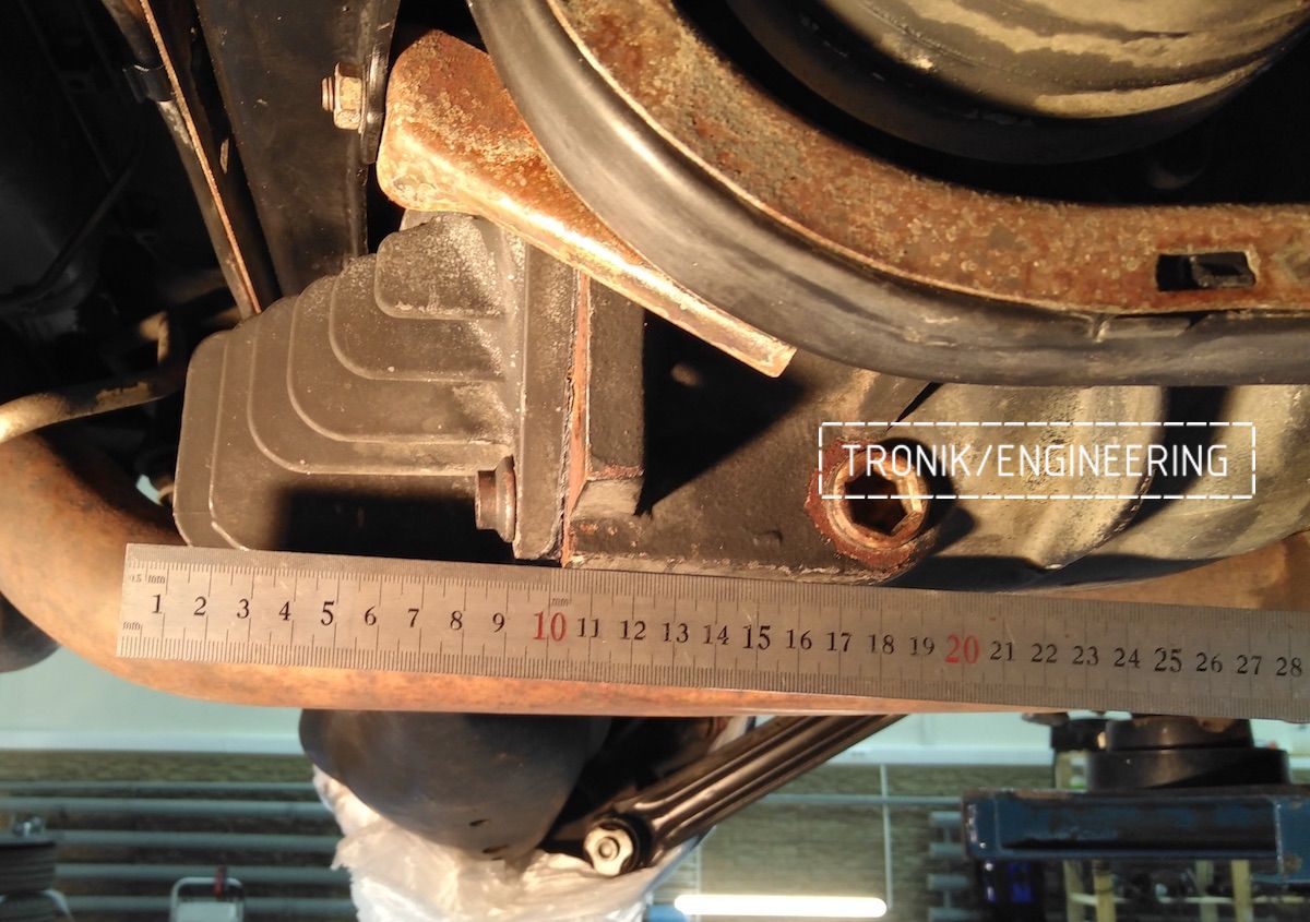 Измеряем габариты крышки редуктора  Мерседес Бенц Волчок Е60 АМГ. Фото 4