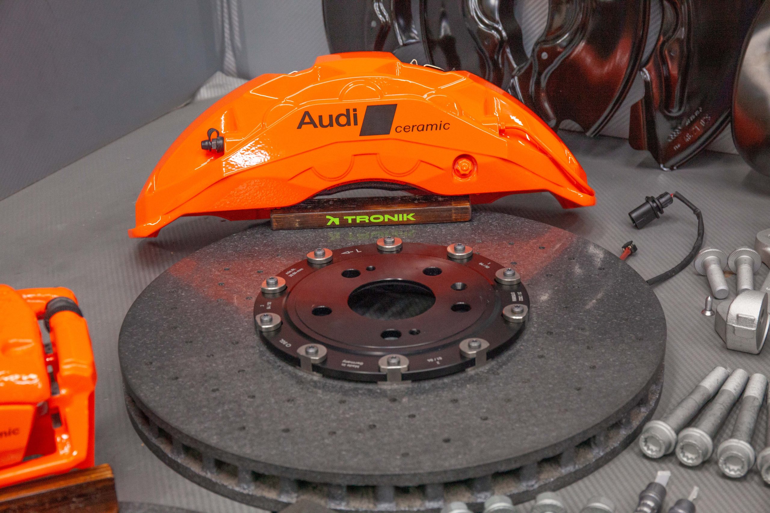 Комплект карбон-керамической тормозной системы Audi RS6. Фото 3