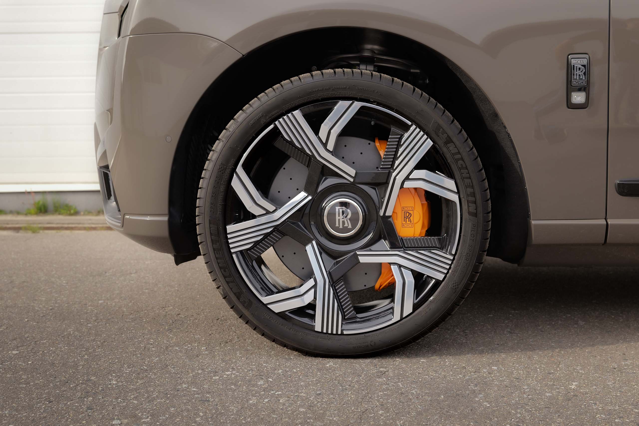 Карбон-керамическая тормозная система для Rolls-Royce Cullinan. Фото 8
