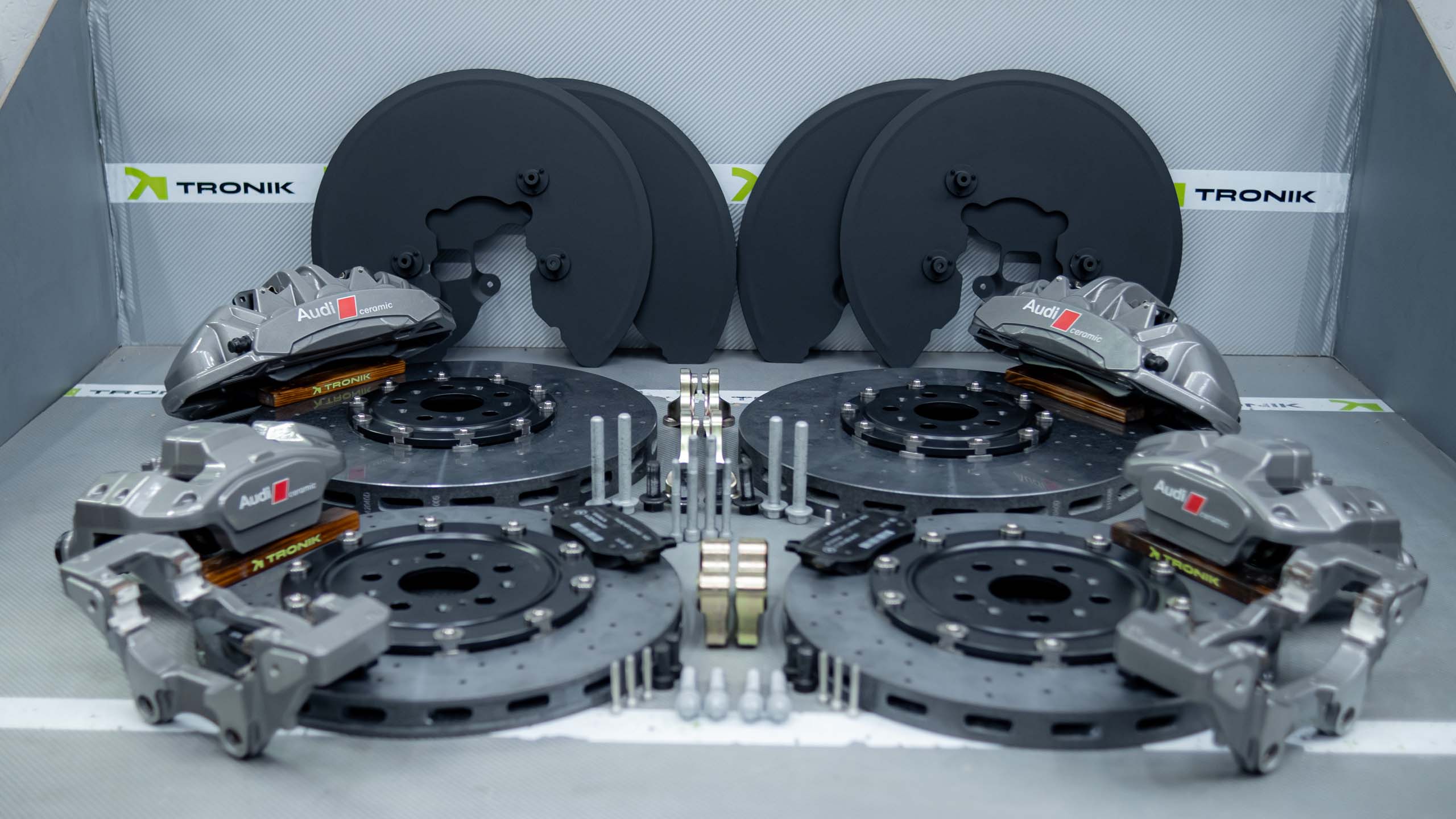 Комплект карбон-керамической тормозной системы для Audi Q6. Фото 1 Комплект карбон-керамической тормозной системы для Audi Q6. Фото 1