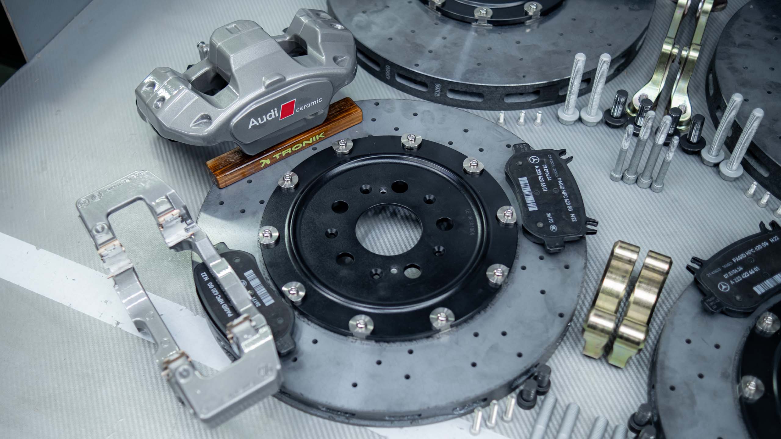 Комплект карбон-керамической тормозной системы для Audi Q6. Фото 2 Комплект карбон-керамической тормозной системы для Audi Q6. Фото 2