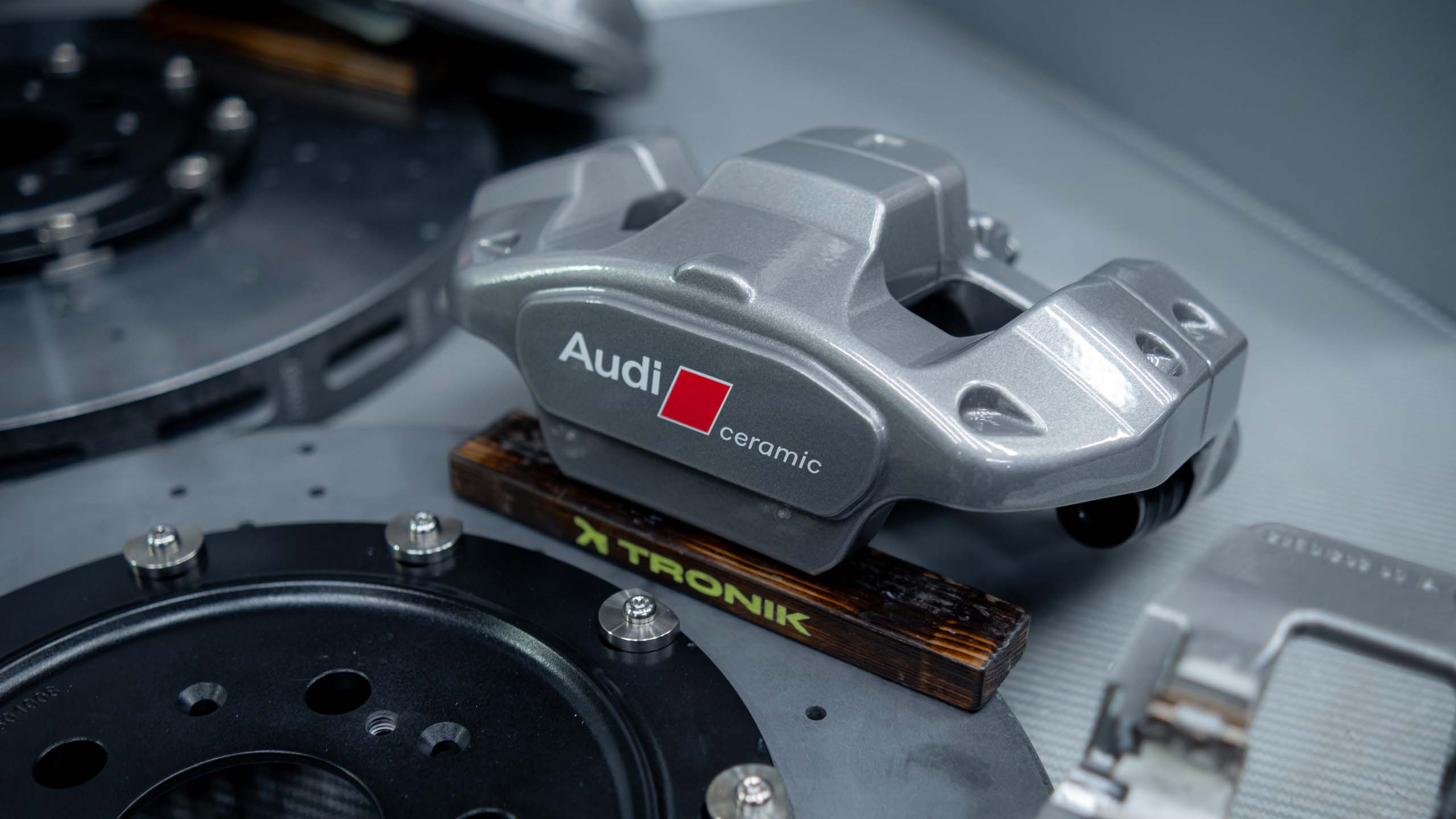 Комплект карбон-керамической тормозной системы для Audi Q6. Фото 3 Комплект карбон-керамической тормозной системы для Audi Q6. Фото 3