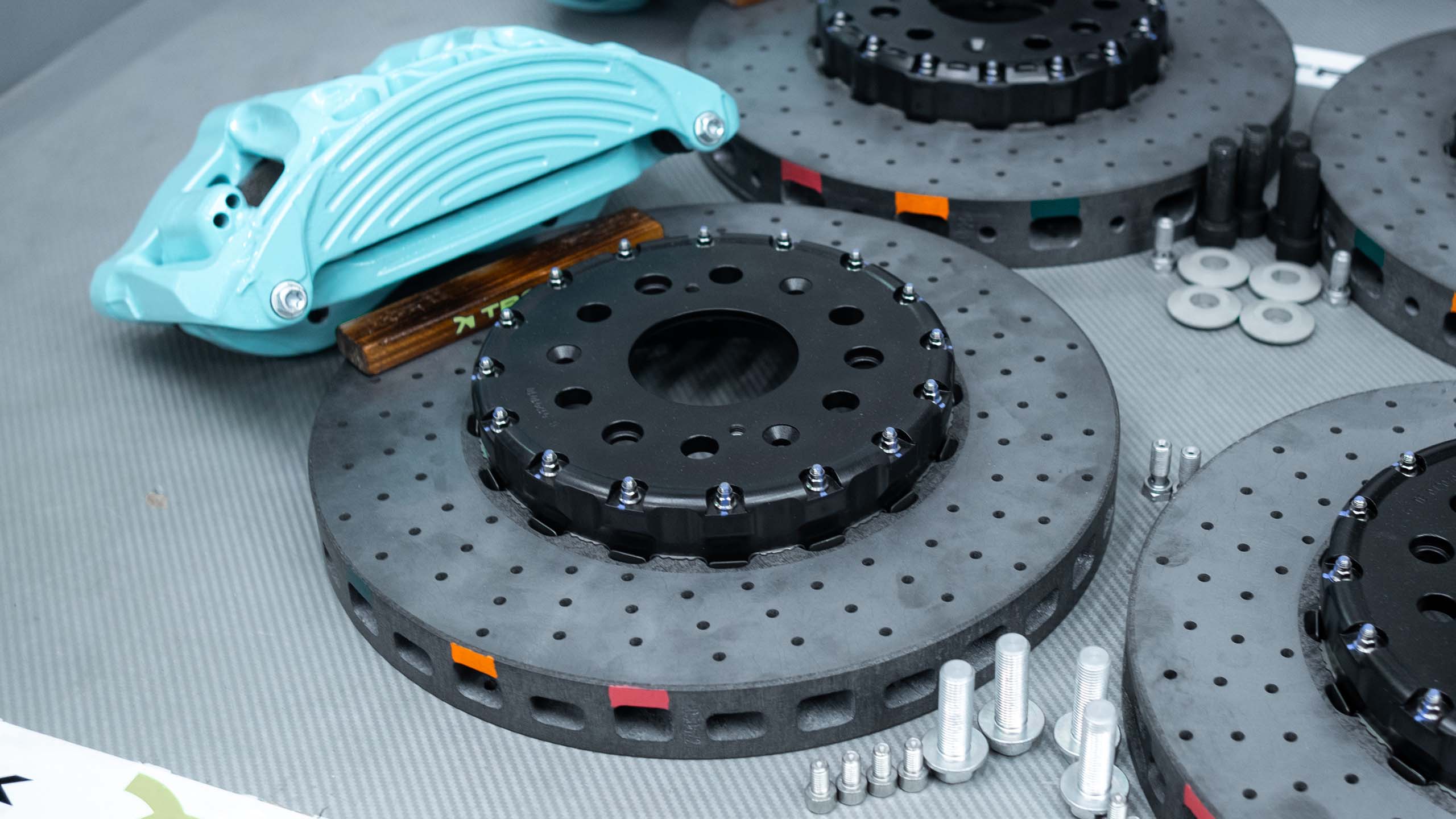 Комплект карбон-керамической тормозной системы для Dodge RAM TRX. Фото 2 Карбон-керамическая тормозная система для Dodge RAM TRX. Фотография 2