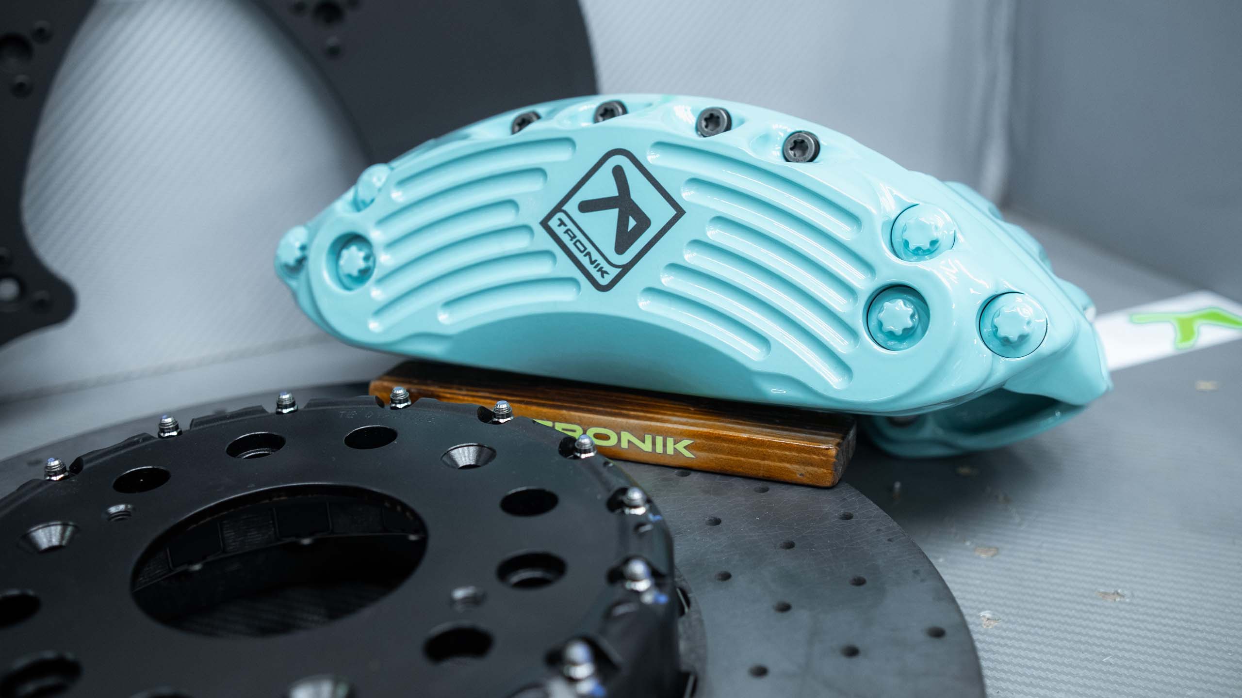 dodge-ram-trx-ccb-kit-pic-4 Комплект карбон-керамической тормозной системы для Dodge RAM TRX. Фото 4