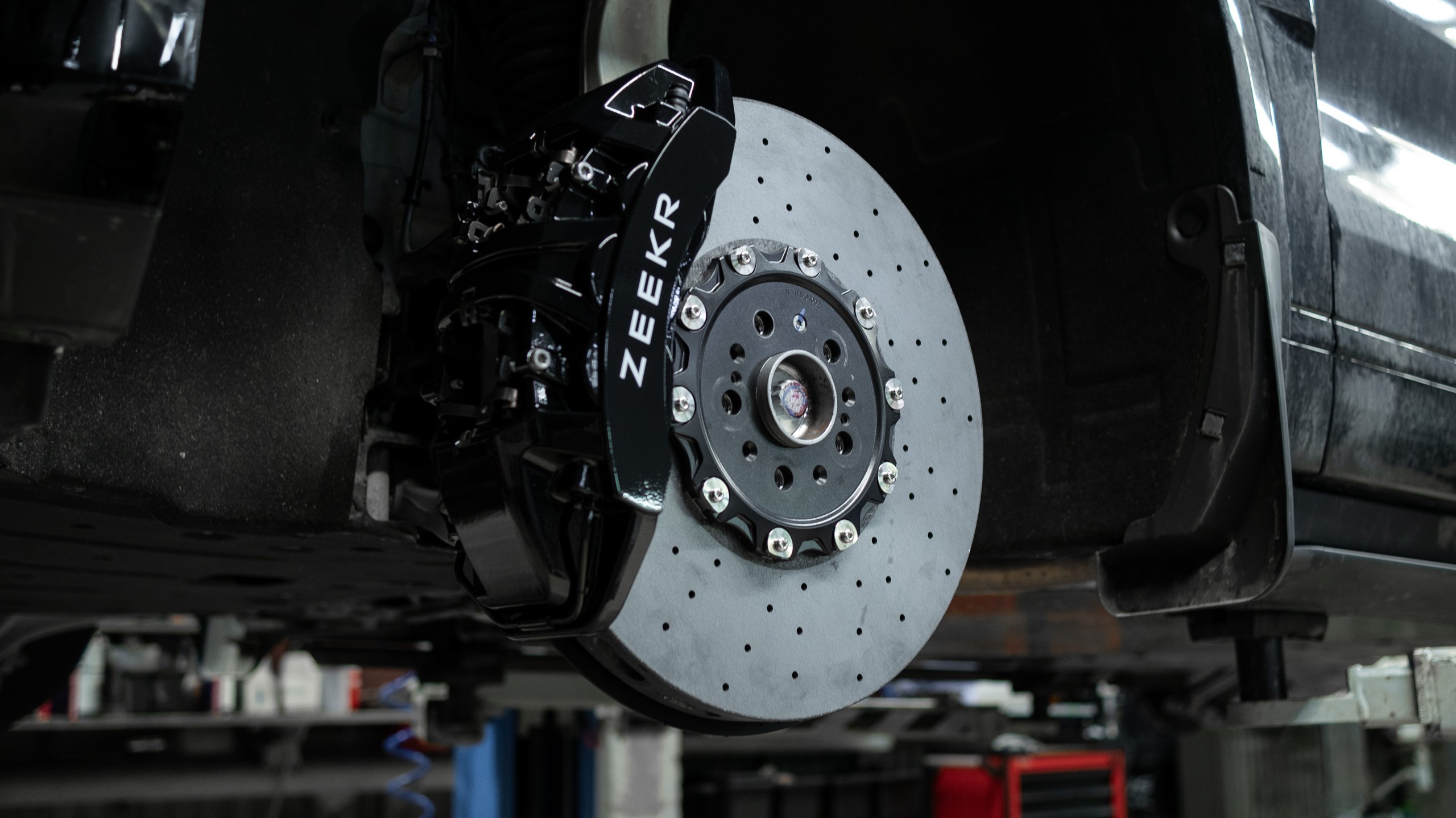 Карбон-керамическая тормозная система для Zeekr 9X. Фотография 1 Карбон-керамическая тормозная система для Zeekr 9X. Фотография 1