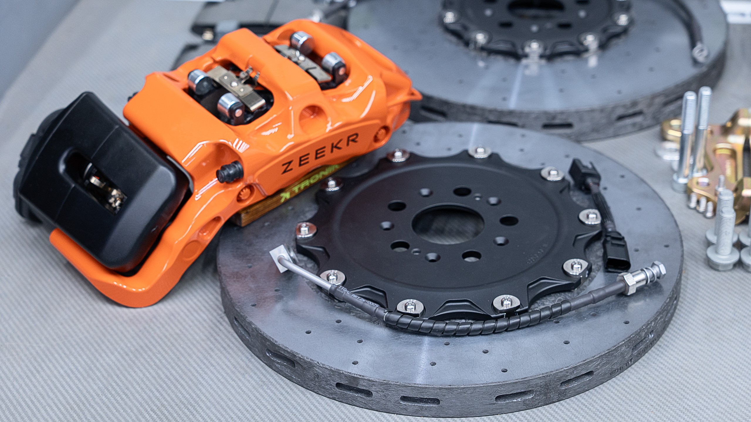 Карбон-керамическая тормозная система для Zeekr 9X 2 Карбон-керамическая тормозная система для Zeekr 9X Фото 2